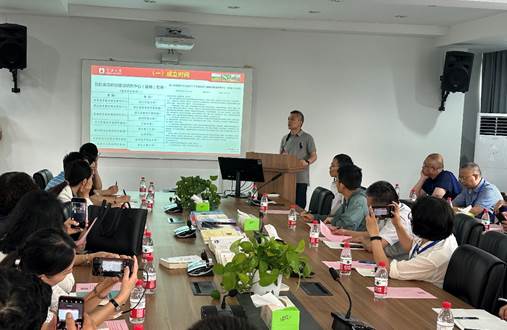 会议室里的人们 描述已自动生成